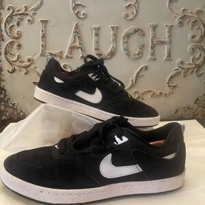 Men’s black and white sneaker brand Nike